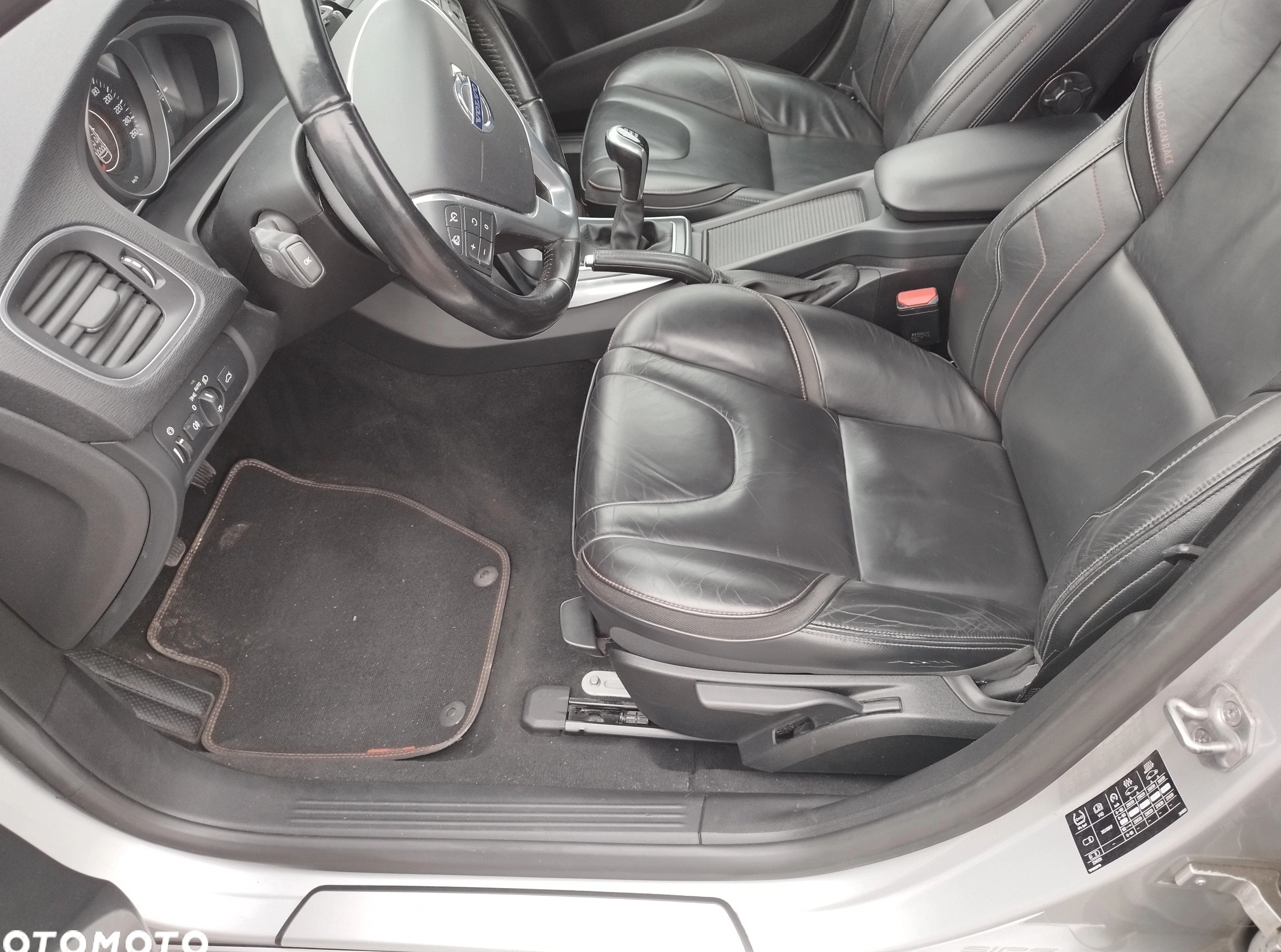 Volvo V40 cena 43700 przebieg: 129000, rok produkcji 2015 z Przasnysz małe 56